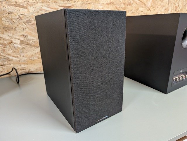 B&W 606 S3 Bookshelf Speakers (Pair) - Black