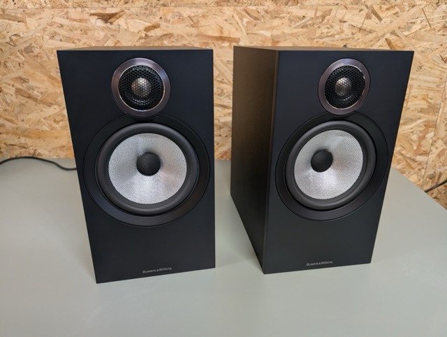B&W 606 S3 Bookshelf Speakers (Pair) - Black