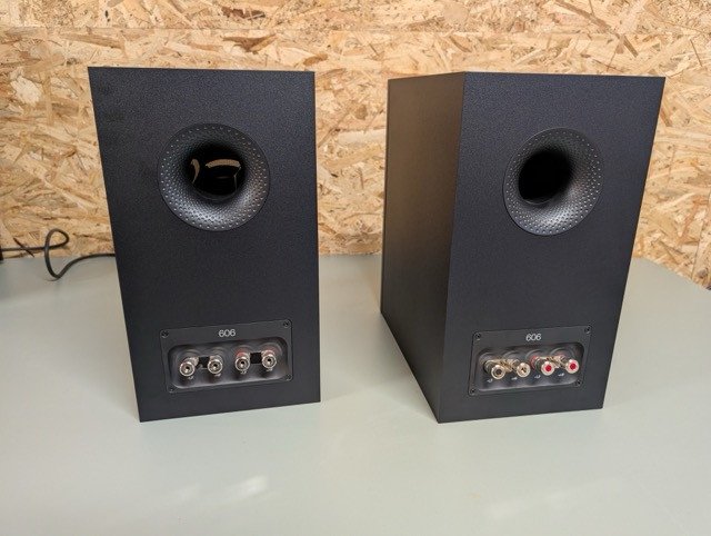 B&W 606 S3 Bookshelf Speakers (Pair) - Black