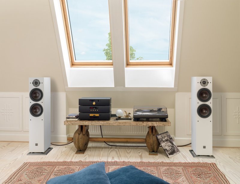 DALI Oberon 7 White speakers in a living room stereo system