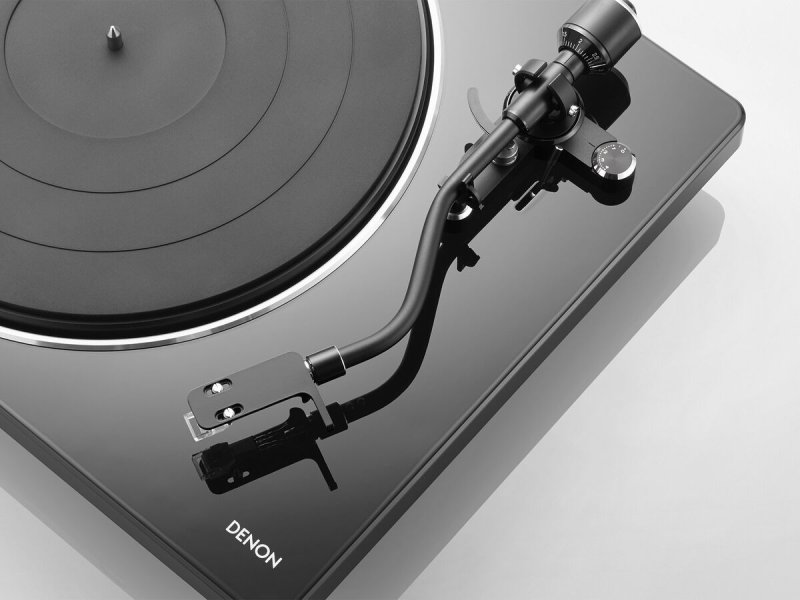 Denon DP-400 Turntable Black tonearm and cartridge detail