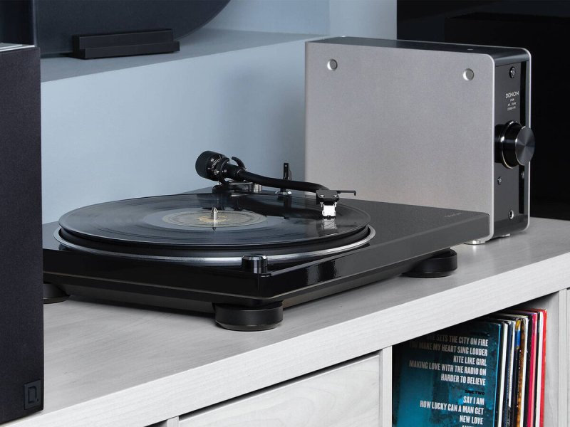Denon DP-400 Turntable Black in hi-fi setup