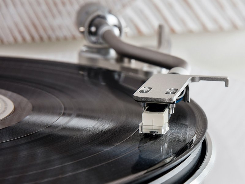 Denon DP-400 cartridge and stylus close-up