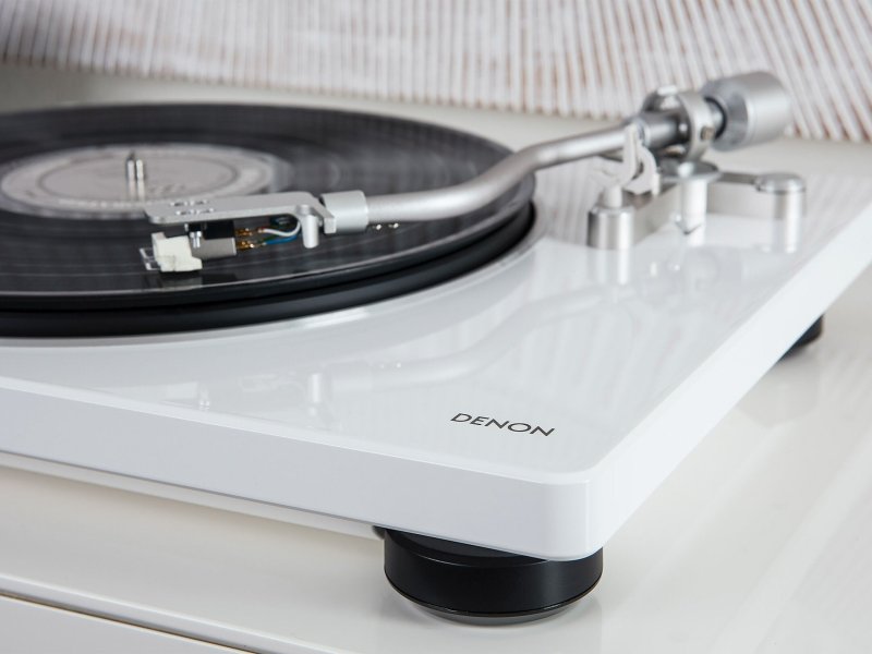 Denon DP-400 Turntable White tonearm and cartridge detail