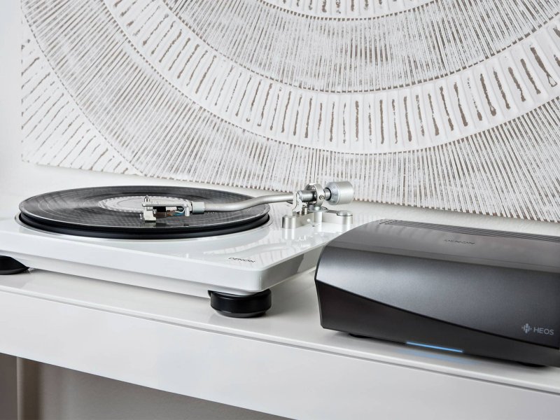 Denon DP-400 Turntable White in hi-fi setup