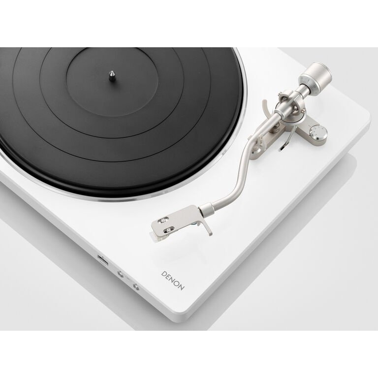 Denon DP-450USB Turntable White — tonearm and cartridge detail