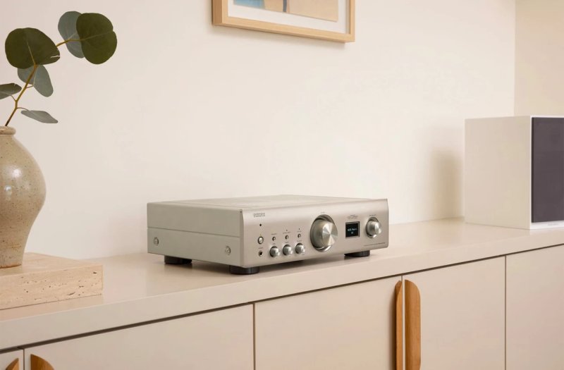 Denon PMA-900HNE Silver - Lifestyle