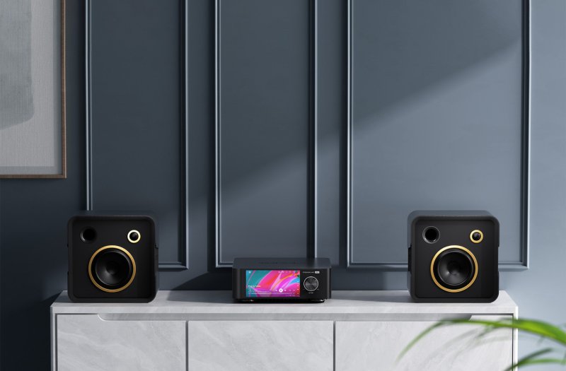 EverSolo PLAY Streaming Amplifier Black with bookshelf speakers