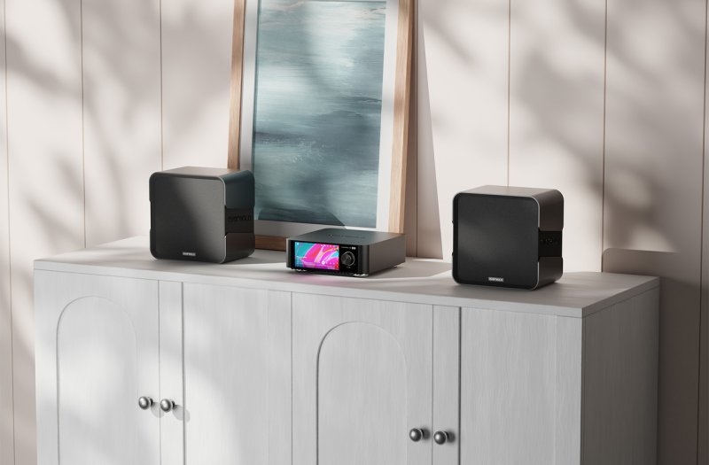 EverSolo PLAY Streaming Amplifier Black in a living room