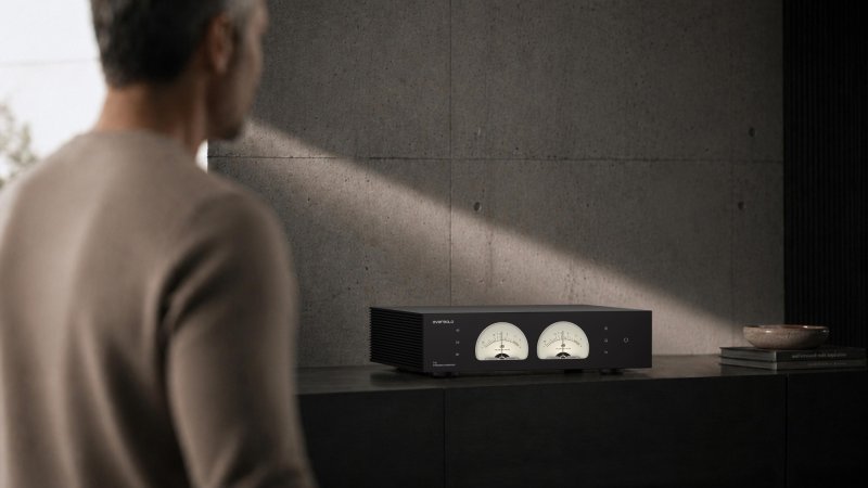EverSolo T10 Streaming Transport showing VU meter display in a living room setting