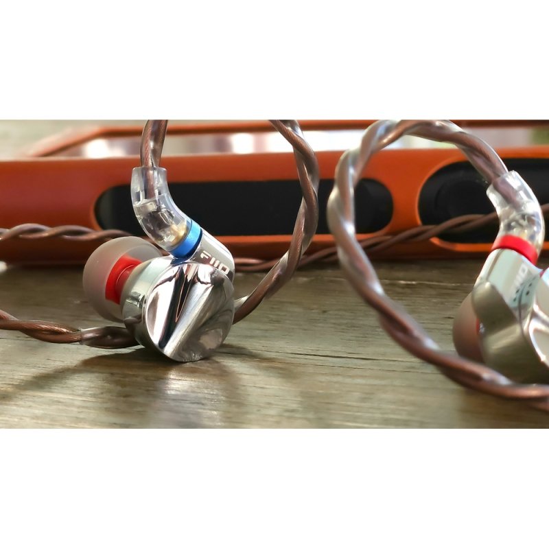 FiiO FD15 Racing Silver - lifestyle shot