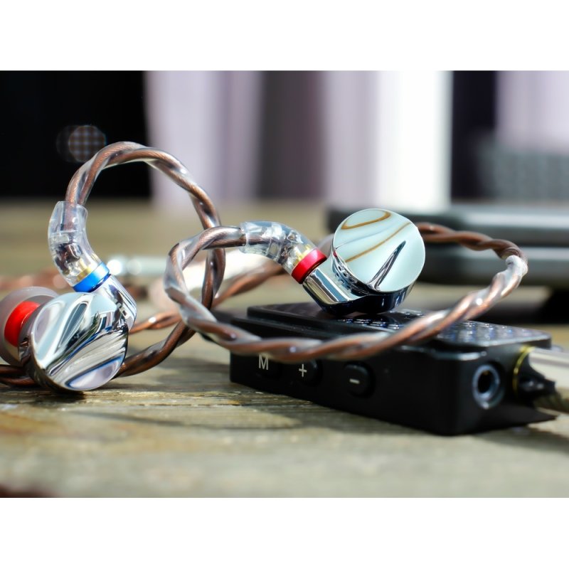 FiiO FD15 Racing Silver - lifestyle 2