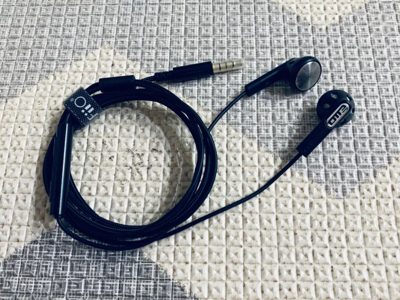FiiO FF1 Obsidian Black Earbud with Detachable Cable