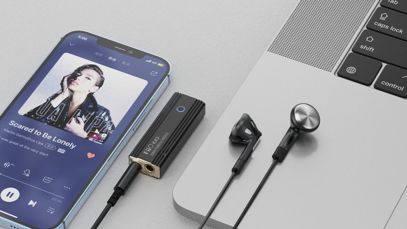 FiiO FF1 Obsidian Black with DAC and Smartphone