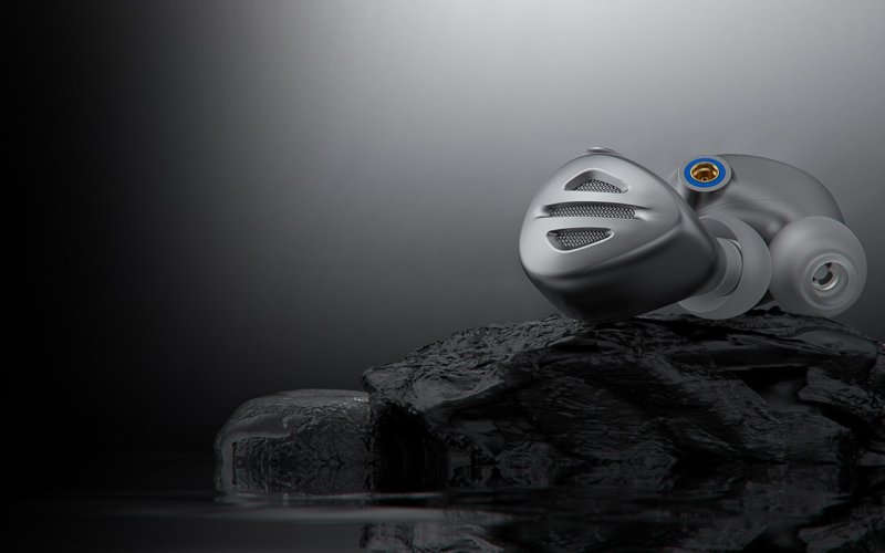 FiiO FH9 Silver - lifestyle view