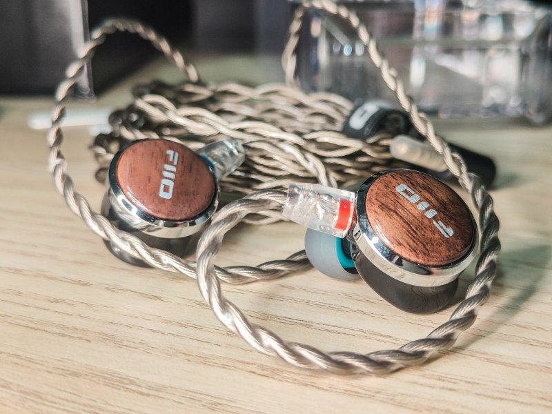 FiiO FP3 Rosewood - Lifestyle