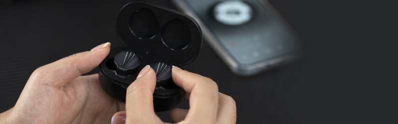 FiiO FW5 - removing earphones from charging case