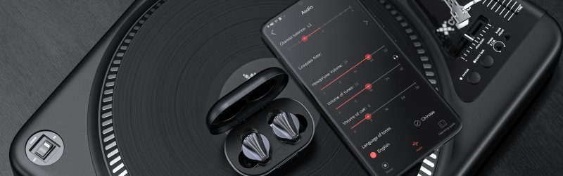 FiiO FW5 - lifestyle shot with turntable and FiiO Control app