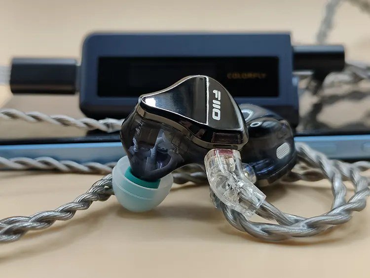 FiiO JH5 Black - in use
