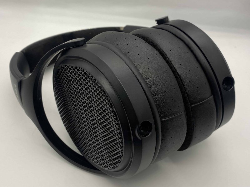 FiiO Jade Audio JT7 Black - Open-back grille and earcup detail
