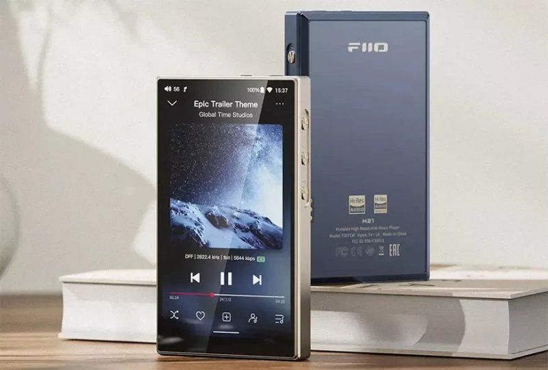 FiiO M21 Digital Audio Player Dark Blue - Lifestyle
