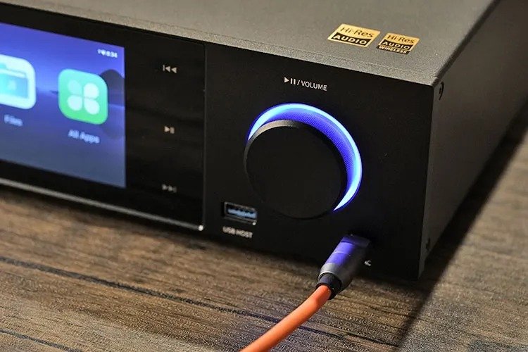 FiiO S15 Black - Front Panel Detail