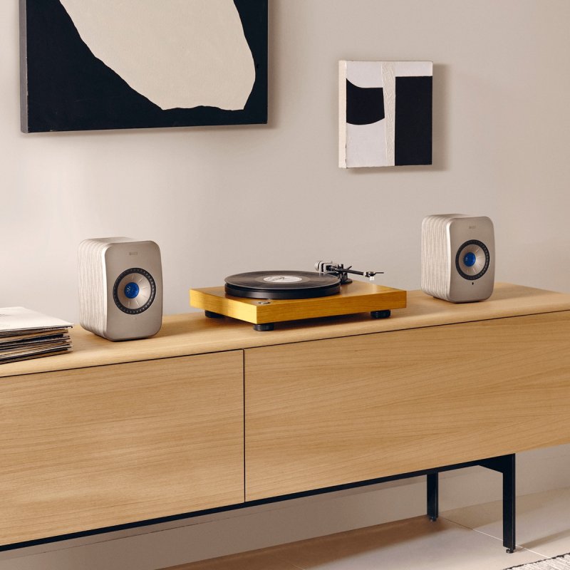 KEF LSX II Soundwave Edition - lifestyle shot with turntable