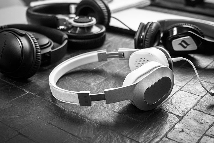 KEF M400 Hi-Fi On-Ear Headphones — in-line remote and microphone cable detail