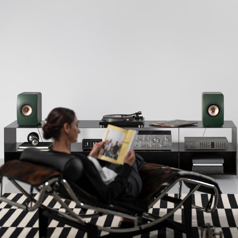 KEF LS50 Meta Moss Green - Lifestyle