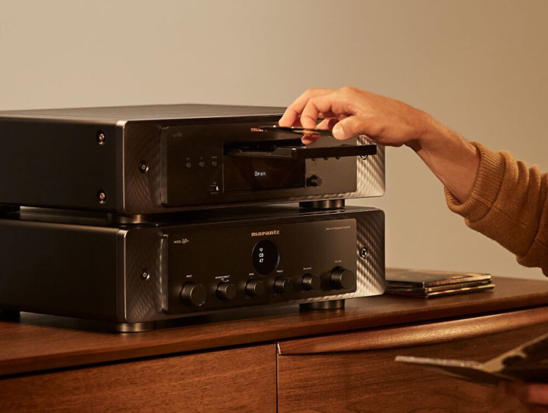 Marantz CD 60 CD Player Black - CD tray open in use