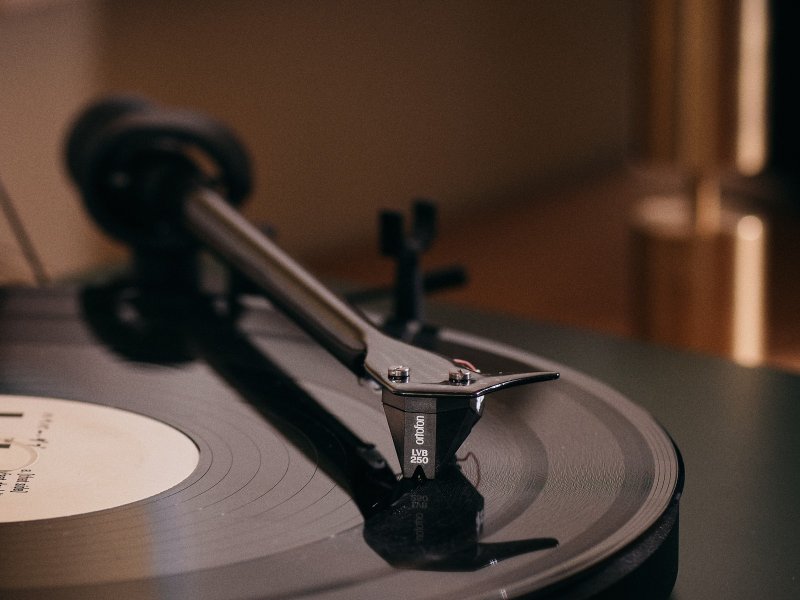 Ortofon 2M Black LVB 250 mounted on a tonearm tracking vinyl