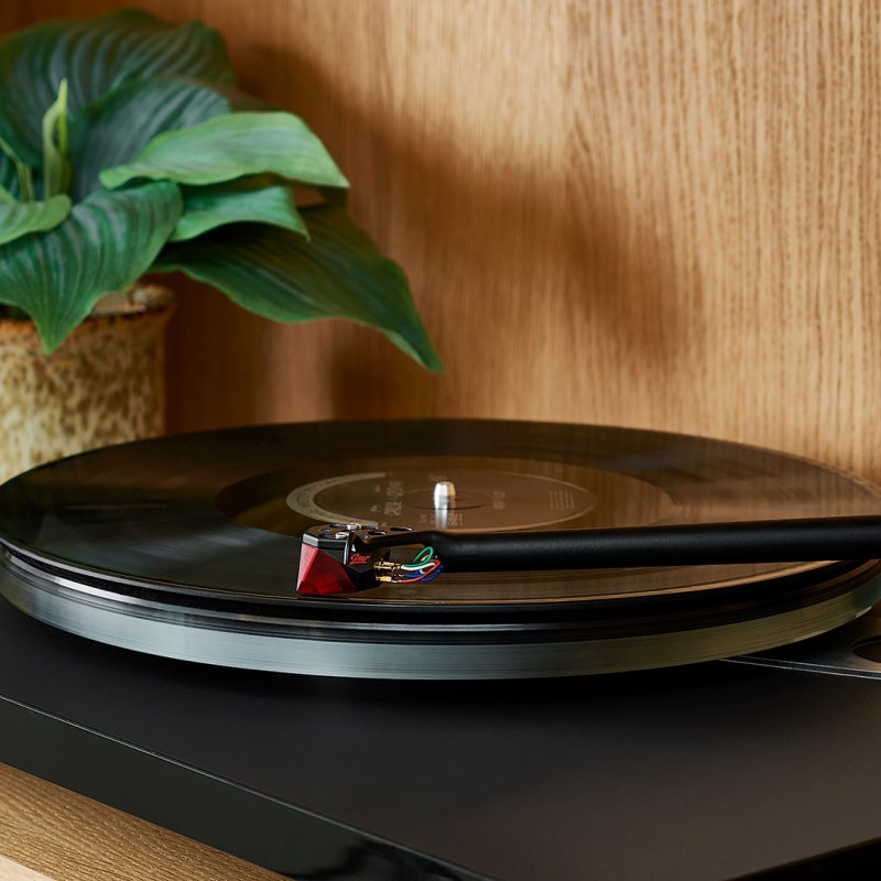 Ortofon 2M Red in use on a turntable