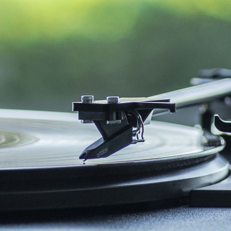 Pro-Ject A1 Automatic Turntable — Ortofon OM 10 cartridge close-up