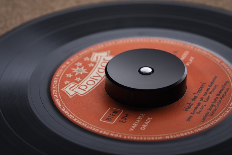 Pro-Ject Adapt It Aluminium Black on 7-inch vinyl record