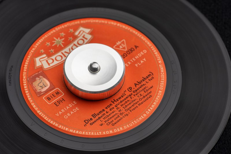 Pro-Ject Adapt It Aluminium Silver on 7-inch vinyl record