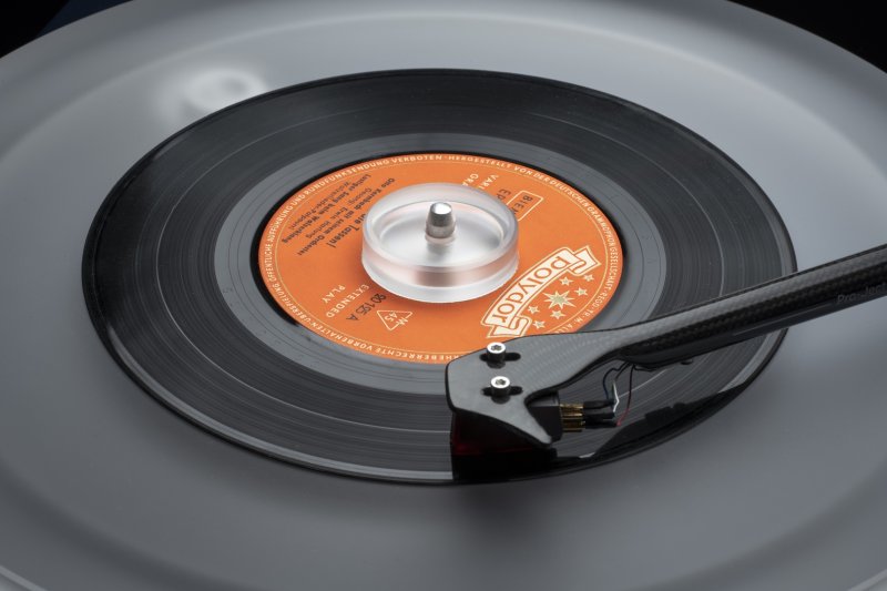 Pro-Ject Adapt it Acrylic in use on a turntable with a 7-inch vinyl single