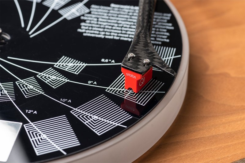 Pro-Ject Align it DS3 in use on a turntable