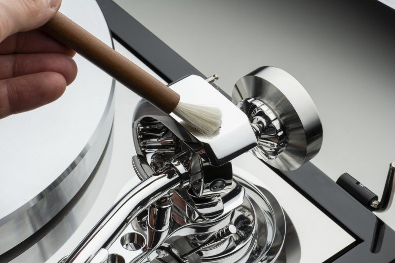 Pro-Ject Broom It in use cleaning a turntable