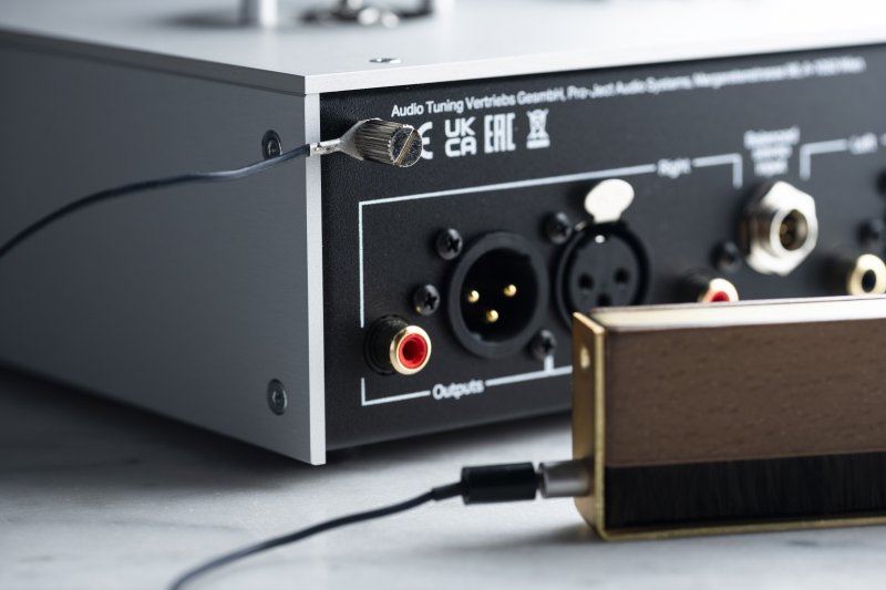 Pro-Ject Brush It Premium - earthing cable connected