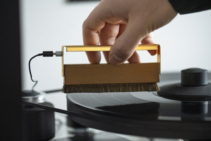 Pro-Ject Brush It Premium in use on a turntable