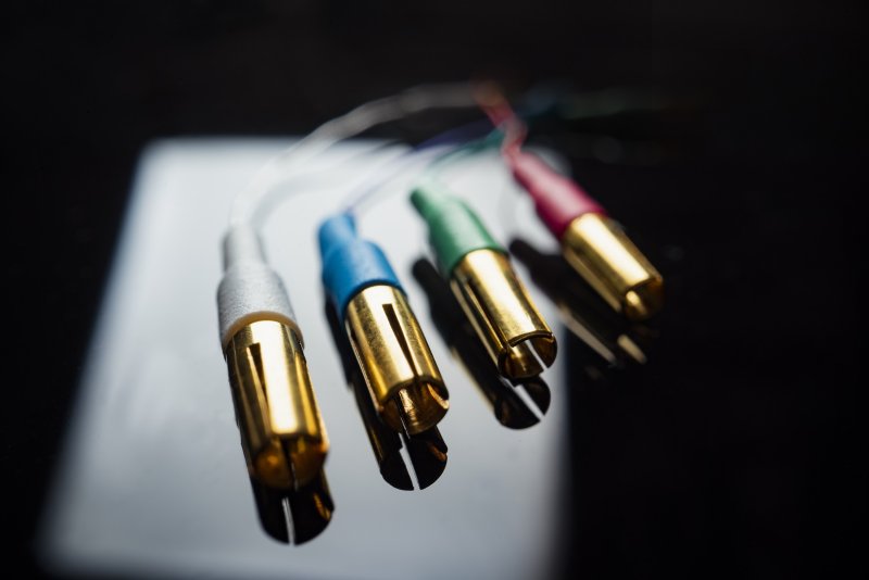 Pro-Ject Lead IT Premium gold-plated beryllium copper connectors close-up