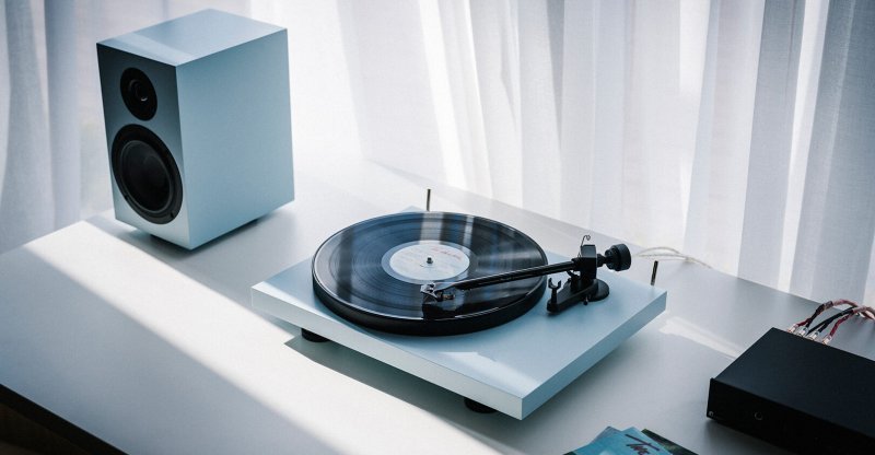 Pro-Ject Colourful Audio System 2 Steel Blue Satin — turntable in use