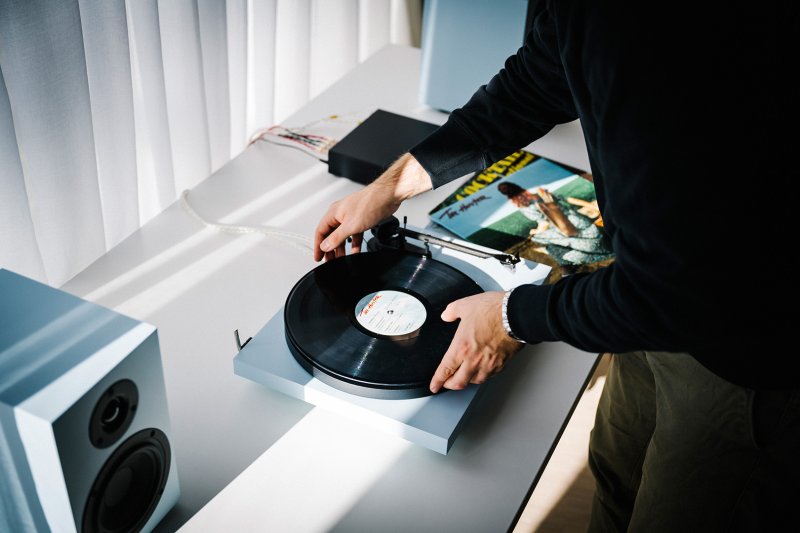 Pro-Ject Colourful Audio System 2 Steel Blue Satin — placing a record
