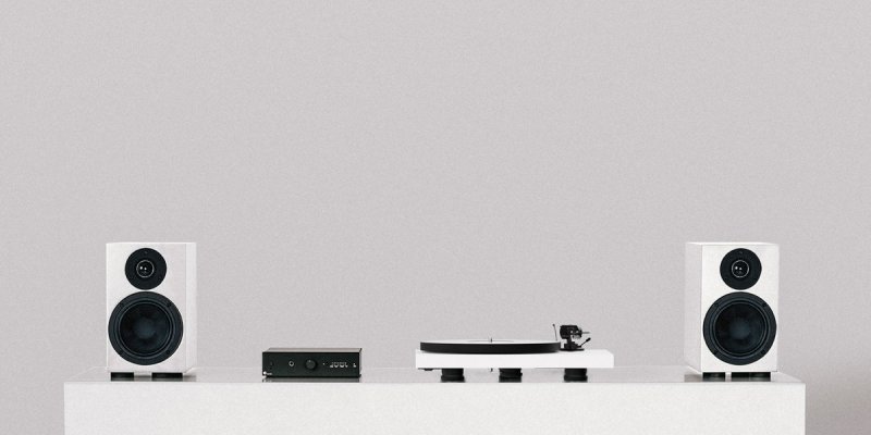 Pro-Ject Colourful Audio System 2 White Satin — system on display