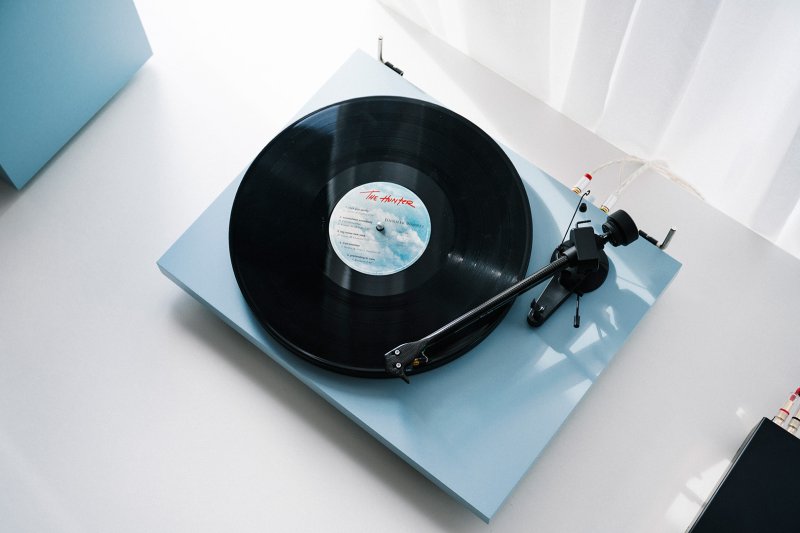 Pro-Ject Colourful Audio System 2 Polar Blue Satin, turntable overhead view with vinyl record