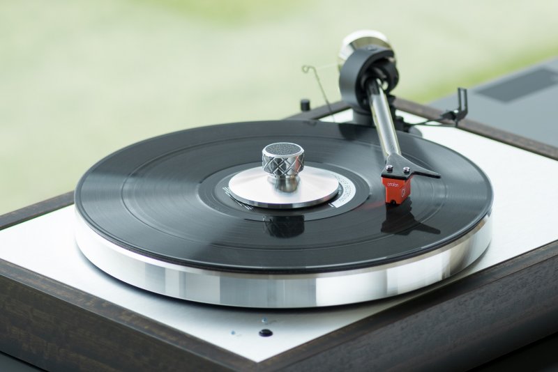 Pro-Ject Clamp It in use on turntable with record