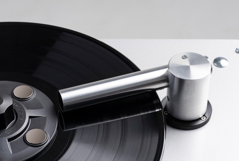 Pro-Ject VC-E2 Vacuum Arm and Magnetic Clamp Detail