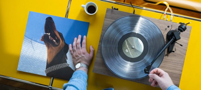 Pro-Ject Debut EVO 2 Walnut lifestyle