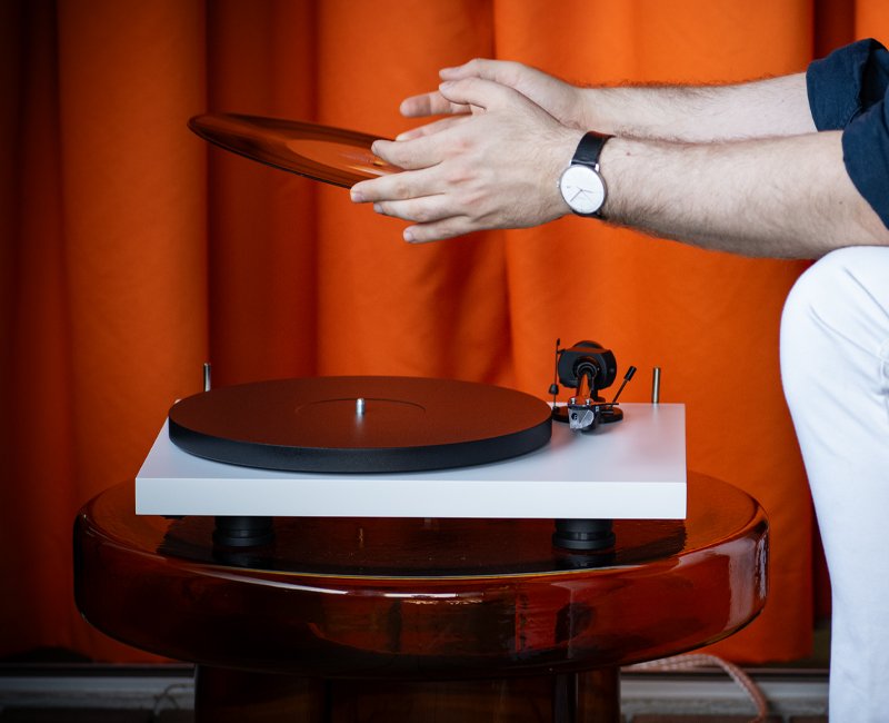 Pro-Ject Debut EVO 2 High Gloss White lifestyle