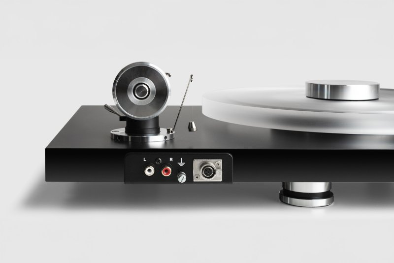 Pro-Ject Debut Reference 10 rear panel with balanced XLR and RCA outputs